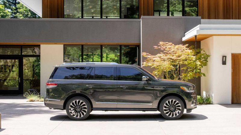 2022-lincoln-navigator-black-label-side-view.jpg